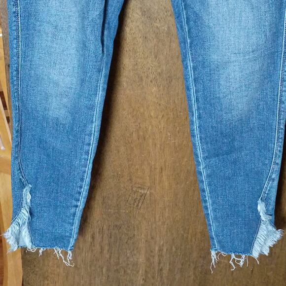 Judy Blue 15/32 Medium Wash Stretch Skinny Fit Asymmetrical Hem Fray Denim Jeans - Picture 4 of 8